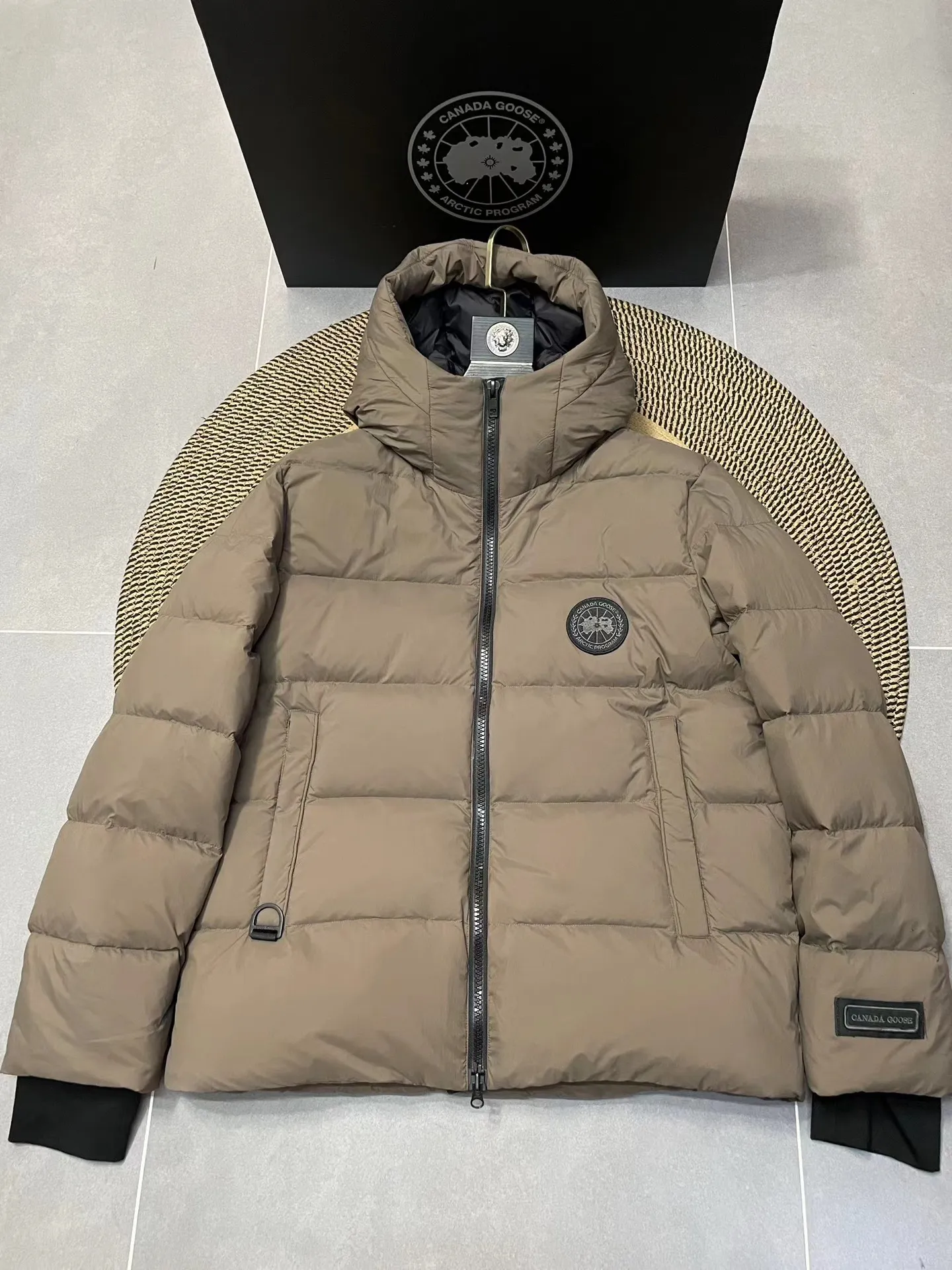 P860 Ouyang Nana second generation Canad goose black label down jacket is a must-have goose black label down jacket in the outerwear industry! The latest designer styles! The goose down jacket has always been a popular element of fashion and is loved by experts from all walks of life! Fashionable hooded cut, high-end customer-supplied fine goose down, high resilience, smooth zipper, strong and firm. Pockets on both sides can store small items, free your hands, and you can go out without worries. It can also meet the need of putting your hands in your pockets👏👏Produced by Big Goose, it can be used as a group uniform by many celebrities. This down jacket uses a double-layer anti-down lining design, which has strong windproof performance and will be very warm in winter! New standard 90% goose down filling, high fluffiness, windproof hooded design. When walking outdoors, pull the collar to the highest position, put your hands in the pockets and it will be very warm. It can be easily controlled by all body types! The interior is equipped with an elastic snow skirt design for better wrapping. The simple and neat style design highlights the masculine temperament. The impeccable style is classic and never goes out of style. It is warm and practical, and it is versatile! You can enter with your eyes closed!    Size: XS-XXL